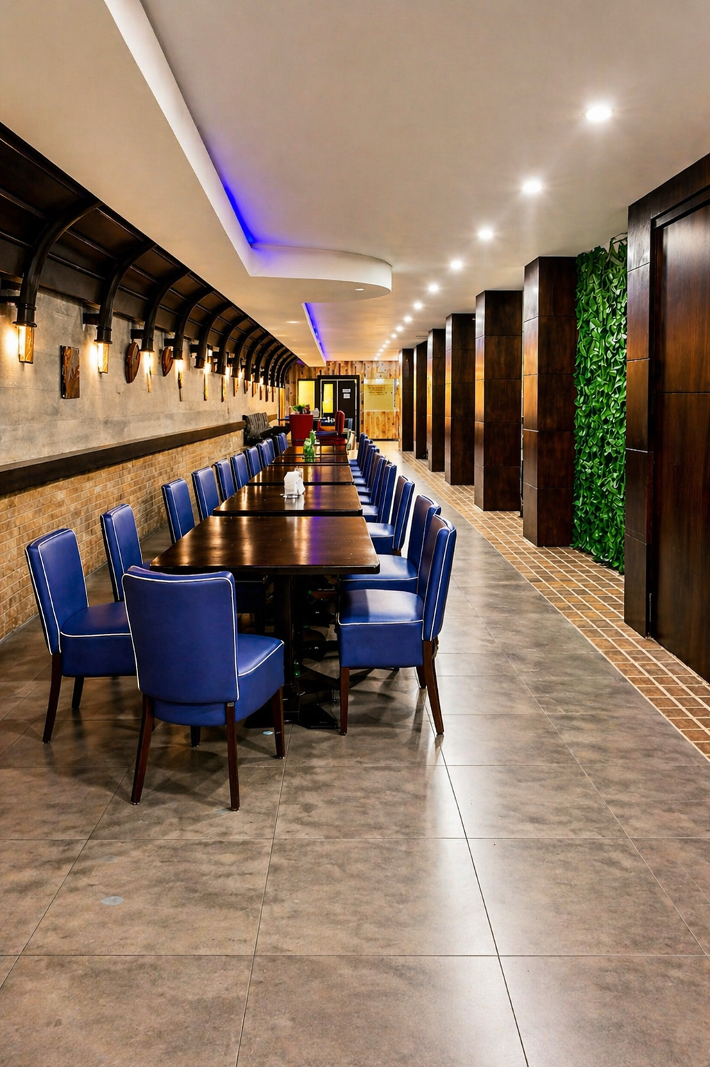 Área principal del restaurante con pared verde decorativa