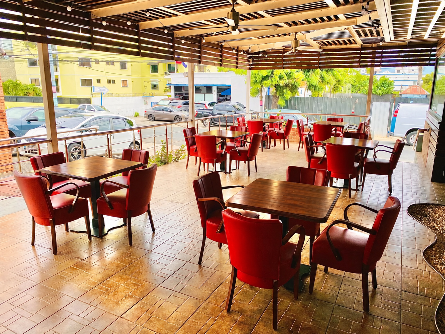 Terraza cubierta del antiguo restaurante Velozzia en Centro Senda, Gazcue